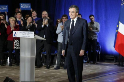 Fillon (centro) durante un acto de campaña en Charleville-Mezieres, el 2 de febrero.-EFE / JULIEN WARNAND
