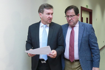 El alcalde, Javier Lacalle, detalló la liquidación del presupuesto de 2018 junto al edil de Hacienda, Salvador de Foronda.-RAÚL G. OCHOA