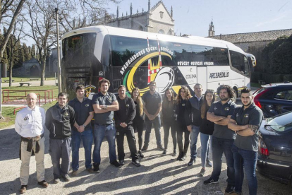 El Aparejadores RC presentó ayer en la Cartuja de Miraflores el autobús personalizado con su escudo y colores,-ISRAEL L. MURILLO