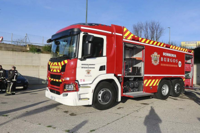 Los bomberos estrenaron ayer su nuevo camión nodriza, que cuenta con una cisterna de 12.000 litros de agua.-RAÚL G. OCHOA