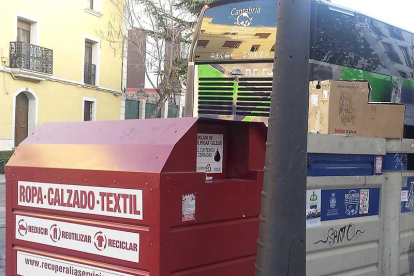 Uno de los contenedores habilitados para la recogida de ropa y calzado textil.-L. V.