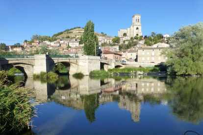 Imagen de la localidad de Pampliega desde el puente que se encuentra a la entrada del municipio.-
