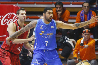 Lima defiende a un jugador de Fuenlabrada la pasada temporada-ACB PHOTO