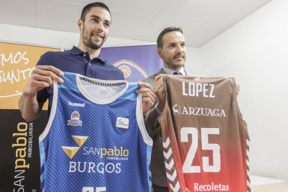 Álex López y Félix Sancho posan juntos tras rubricar la renovación, ayer.-SANTI OTERO