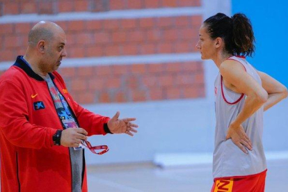 Mondelo dialoga con Laia Palau en un entrenamiento de la selección española.-