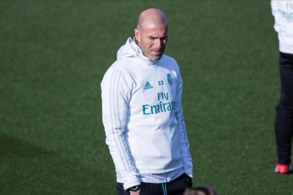 Zinedine Zidane, durante el entrenamiento de este viernes en Valdebebas.-RODRIGO JIMÉNEZ / EFE