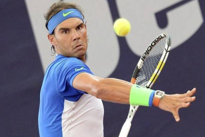 Rafael Nadal devuelve una bola a Fernando Verdasco durante el partido de primera ronda del torneo de Hamburgo-Foto:  EFE/ DANIEL BOCKWOLDT