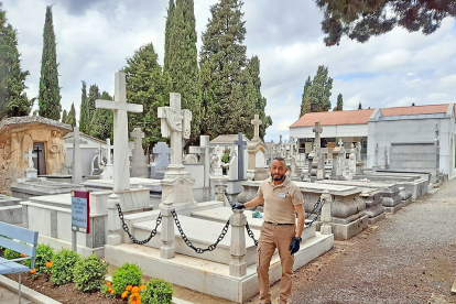 Fortunato, operario en el cementerio de León.