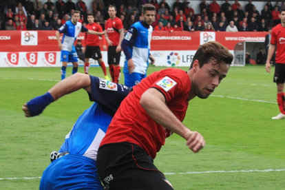 Pedro Martín protege un balón en el choque ante el Sabadell.-ALFONSO G. MARDONES