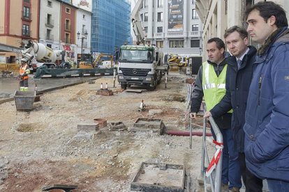 El alcalde, Javier Lacalle, observa la demolición del clínker junto a Jorge Berzosa, concejal de Obras.-SANTI OTERO