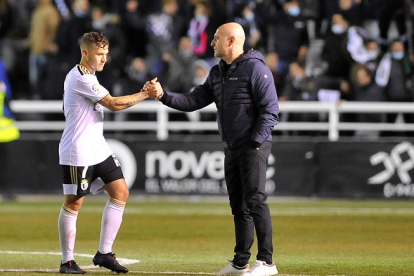 Calero felicita a Juanma al finalizar un partido de la presente temporada. SANTI OTERO