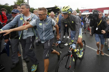 Alberto Contador se dispone a tomar la salida en la seguunda etapa del Tour.-REUTERS / JUAN MEDINA