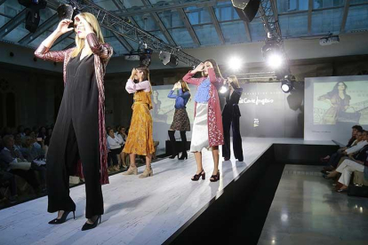 Las modelos en la pasarela escenificaron la danza del spot con el que ElCorte Inglés ha lanzado la campaña.-RAÚL OCHOA