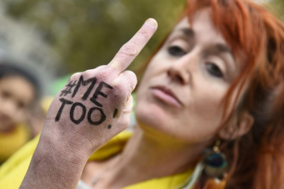 Una mujer muestra su dedo corazón en una manifestación convocada por el colectivo Efront-e-es, en la plaza de la República de París.  /-BERTRAND GUAY / AFP
