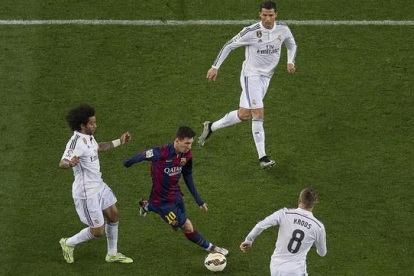 Messi conduce el balón en el último clásico, rodeado de Cristiano, Marcelo y Kroos.-JORDI COTRINA
