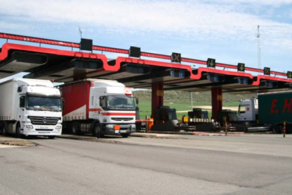El próximo mes y hasta diciembre los camiones que cambien la N-I por la AP-1 entre Rubena y Armiñon pagarán la mitad del peaje-G. G.