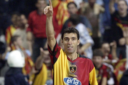 El exjugador de fútbol turco Hakan Sükür celebra un gol en agosto del 2003 con su equipo, el Galatasaray.-AFP / MUSTAFA OZER