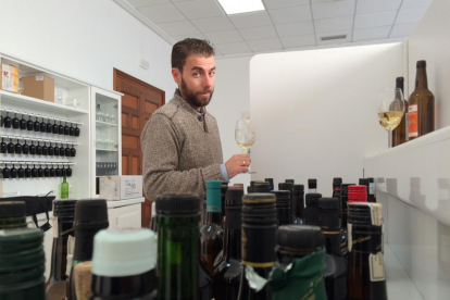 Carlos González realiza una de las catas habituales a un vino en la sala de una de las bodegas que visita.-L.P.