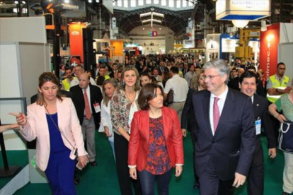 La vicepresidenta del Gobierno, Soraya Sáenz de Santamaría, y el delegado especial del Estado en el Consorci de la Zona Franca de Barcelona, Jordi Cornet, en la clausura de la feria SIL del 2016.-NACHO VAQUERO