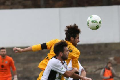 Andrés despeja un balón en el choque ante el Tudelano.-DIARIO DE NAVARRA