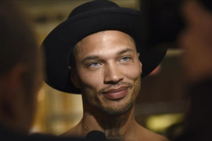 Jeremy Meeks en el 'backstage' del desfile de Philipp Plein, en la pasarela de Nueva York, el 13 de febrero del 2017.-AP / DIANNE BONDAREFF