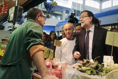 El presidente y candidato a la reelección, Mariano Rajoy, durante su visita a un mercado en Palma de Mallorca.-ENRIQUE CALVO / REUTERS