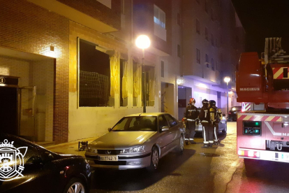 Se movilizó a 10 bomberos para atender este indendio en la calle de Las Rebolledas. ECB