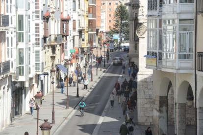 Un ciclista transita por la calle Santander, una de las vías propuestas como ciclocalle.-ISRAEL L. MURILLO