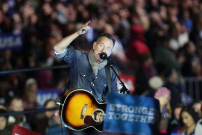 Bruce Springsteen, en el último mitin de campaña de Hillary Clinton, el 7 de noviembre del 2016.-SPENCER PLATT / AFP