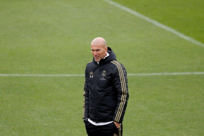 El técnico del Madrid Zinedine Zidane este lunes en el entrenamiento del equipo.-EFE