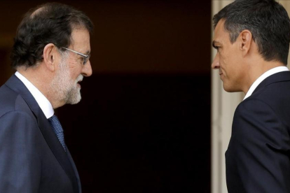 Mariano Rajoy y Pedro Sánchez, el 7 de septiembre en la Moncloa, para hablar del desafío soberanista catalán.-JOSE LUIS ROCA