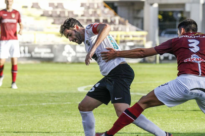 Julio Rico, con el brazalete de capitán, protege un balón ante un jugador del Pontevedra el año pasado-Santi Otero