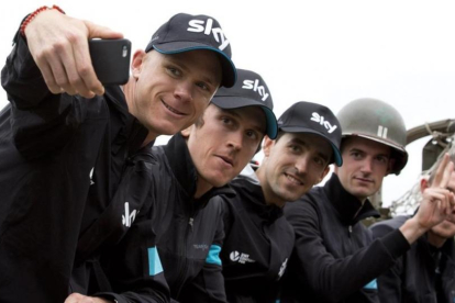 Chris Froome se fotografía junto a sus compañeros del equipo Sky durante la presentación de las escuadras del Tour 2016.-AP / PETER DEJONG