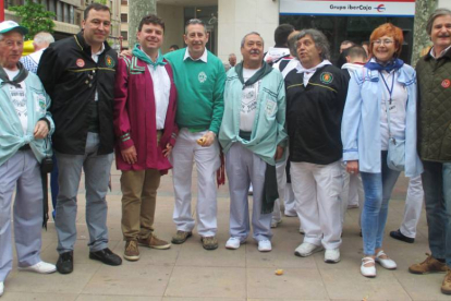 La cordialidad reina entre los miembros de las diferentes agrupaciones de blusas.-E. M.