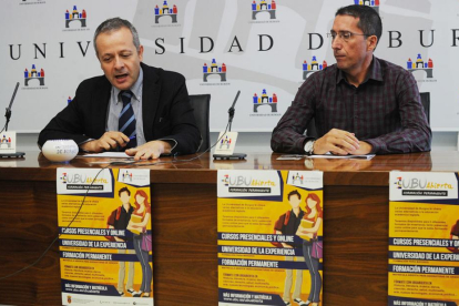 El vicerrector René J. Payo y el director del programa, Raúl Urbina, en su presentación.-ISRAEL L. MURILLO