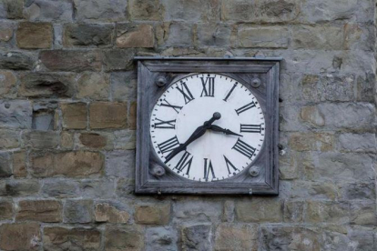 El reloj de la iglesia de Amatrice, detenido a la hora del terremoto.-AP / MASSIMO PERCOSSI