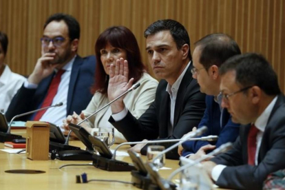 El líder del PSOE, Pedro Sanchez, en la reunión con sus diputados y senadores de este martes en el Congreso.-EFE