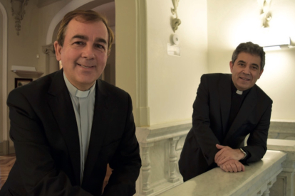 El nuevo presidente del Cabildo Catedralicio, Félix José Castro, junto a su predecesor, Vicente Rebollo. DIÓCESIS DE BURGOS