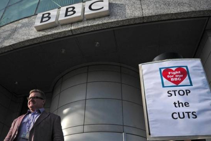 Pancarta en contra de los recortes en la BBC, en la sede de la cadena en Londres.-Foto: AFP / CARL COURT