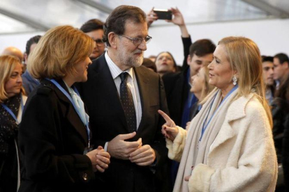 Mariano Rajoy, entre María Dolores de Cospedal y Cristina Cifuentes, en el congreso nacional del PP.-JOSE LUIS ROCA