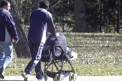 Un padre pasea a su hijo en un carrito.-ISRAEL L. MURILLO