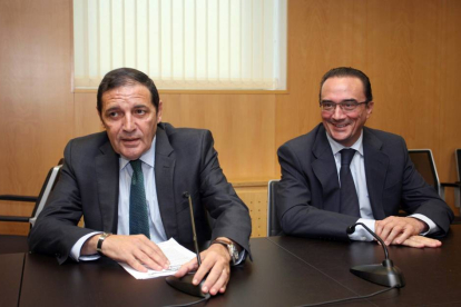 El consejero de Sanidad, Antonio María Sáez, y el gerente regional de Salud, Eduardo García Prieto (D), presentan el balance de actividad hospitalaria y de ocupación de camas durante el verano-Ical