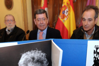 Pablo del Barco, César Rico e Ignacio del Río hijo, de i. a d., detrás de un ejemplar del libro.-Israel L. Murillo
