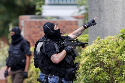 Policías en la escena del atentado en Saint-Etienne-du-Rouvray, ayer.-REUTERS / PASCAL ROSSIGNOL