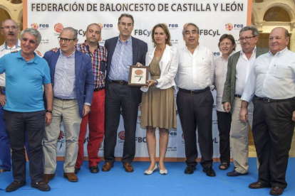 La directiva del CB Tizona al completo recibió el premio al mejor club de Castilla y León en su último acto oficial, ayer.-SANTI OTERO