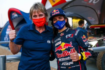 Cristina Gutiérrez posa con Jutta Kleinschmidt tras ganar la primera etapa del Dakar 2021 en vehículos ligeros. ECB