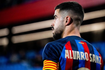 Álvaro Sanz con el brazalete de capitán y la camiseta del FC Barcelona. CD MIRANDÉS