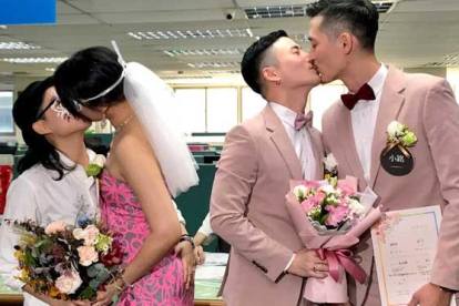 Una veintena de parejas homosexuales se casan en Taipei.-JOHNSON LAI (AP / VÍDEO: EFE)
