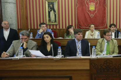 La concejal no adscrita, en el centro de la Imagen, se sienta en el Pleno entre Ciudadanos y el Partido Popular.-RAÚL G. OCHOA