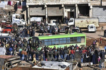 Vecinos de Alepo esperan a ser evacuados en un autobús del este de la ciudad, ayer.-SANA / AP